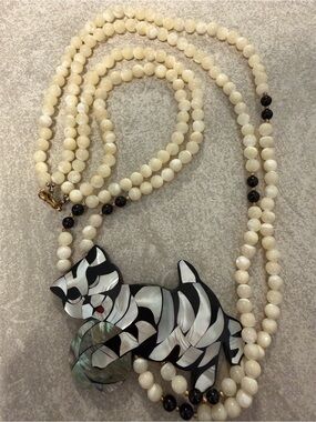 Vintage 70’s Lee Sands Mother Pearl, Onyx & Abalone Black & White Cat Necklace